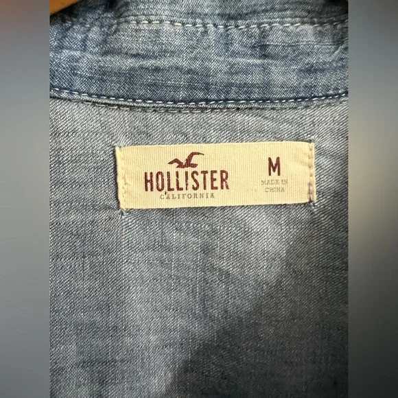 Hollister Cotton Blend Long Sleeve Button Down Denim Top Size Medium - Picture 3 of 6